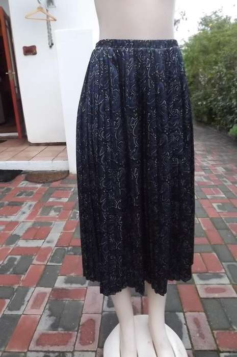 Glamorous silky navy,brown and white permanent pleated skirt by Kon'fident size 46/22.100% Polyester