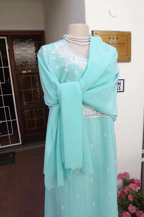 Light turquoise evening dress made in India, size 42/18. In 100% glam polyester. Full lined.