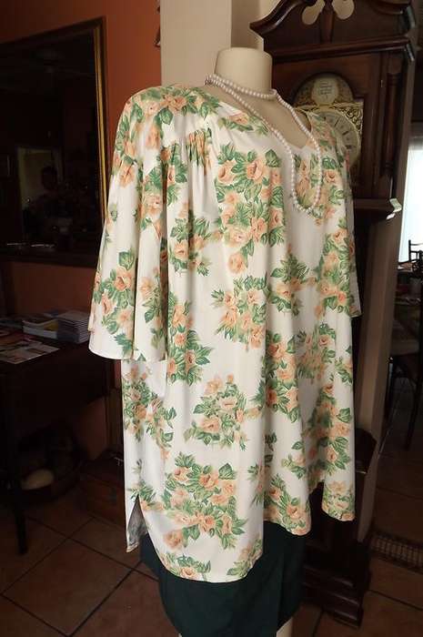 v neck top in white with peach flower pattern.Size 52/28.Front gathered yoke.Short flare sleeves