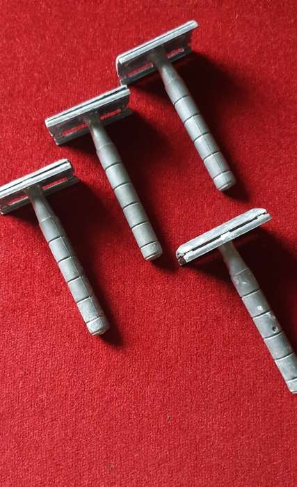 RAZORS. 4 X LION . VINTAGE. SAFETY RAZORS.