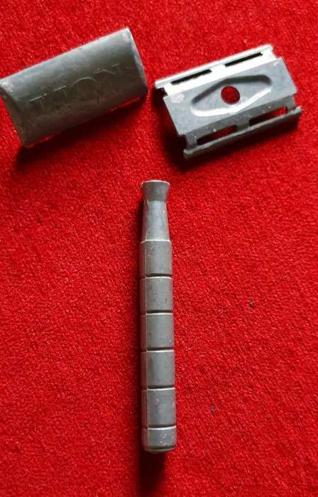 RAZORS. 4 X LION . VINTAGE. SAFETY RAZORS.