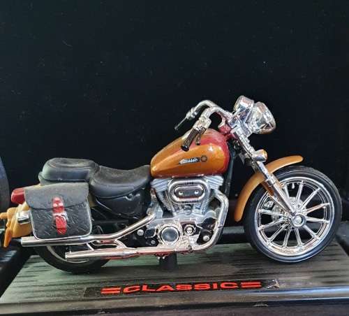 HARLEY DAVIDSON 1/10 DIE CAST WITH PLASTIC DETAIL CLASSIC RANGE MODEL ( A )