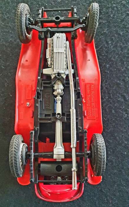 1932 ALFA ROMEO 8C 2300 SPIDER TOURING RED 1/18 SCALE DIECAST CAR MODEL BY BBURAGO.24CM LONG.