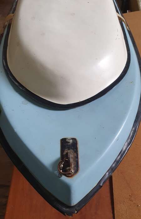 BAIT & TACKLE BOAT. 12 V . FIBRE GLASS.  87CM LONG.