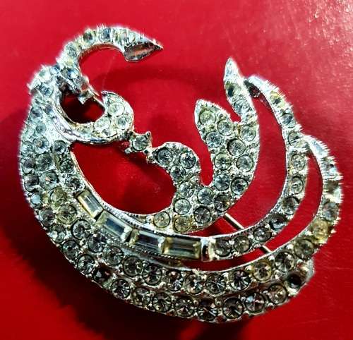 ANTIQUE POLISHED STONE IN HEAVY PEWTER BROOCH  STUNNING DETAIL !!  5.5 CM LONG . X 4 CM WIDE