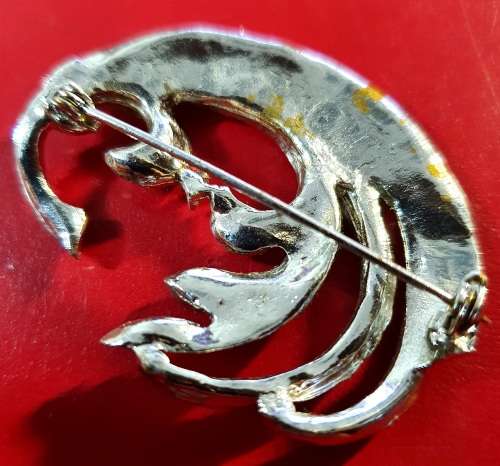 ANTIQUE POLISHED STONE IN HEAVY PEWTER BROOCH  STUNNING DETAIL !!  5.5 CM LONG . X 4 CM WIDE
