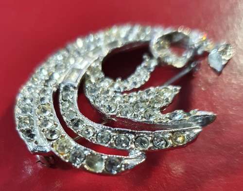 ANTIQUE POLISHED STONE IN HEAVY PEWTER BROOCH  STUNNING DETAIL !!  5.5 CM LONG . X 4 CM WIDE