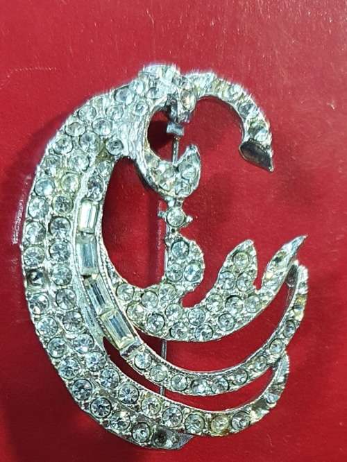 ANTIQUE POLISHED STONE IN HEAVY PEWTER BROOCH  STUNNING DETAIL !!  5.5 CM LONG . X 4 CM WIDE
