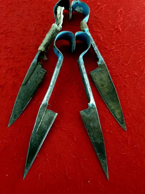 2 X ANTIQUE TO VINTAGE HAND SHEEP SHEARS.
