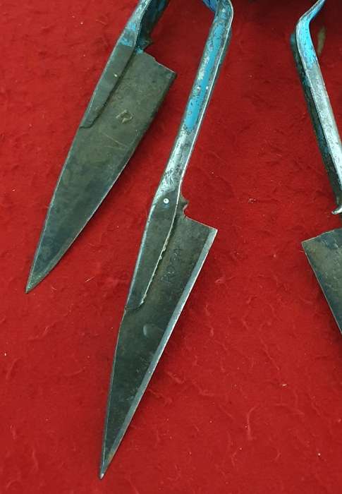 2 X ANTIQUE TO VINTAGE HAND SHEEP SHEARS.