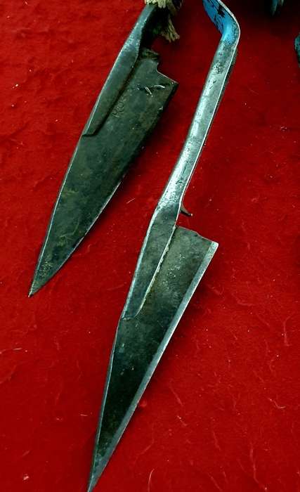 2 X ANTIQUE TO VINTAGE HAND SHEEP SHEARS.
