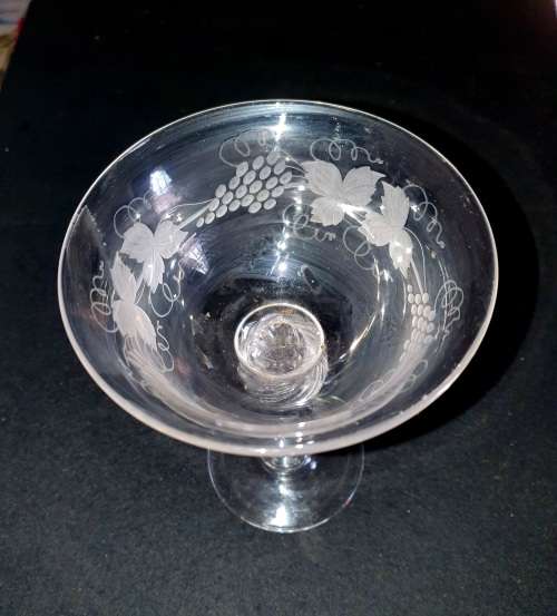 ANTIQUE CRYSTAL HAND CUT DECORATED CONFECTIONARY HOLDER CENTRE PIECE. 18CM HIGH X 13 CM DIA.