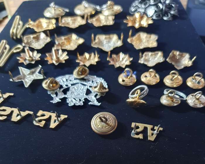 33 X MIX LOT RANKS,PIPS,BADGES, BUTTONS PLUS 30 X BUTTERFLIES. ONE BID FOR ALL.
