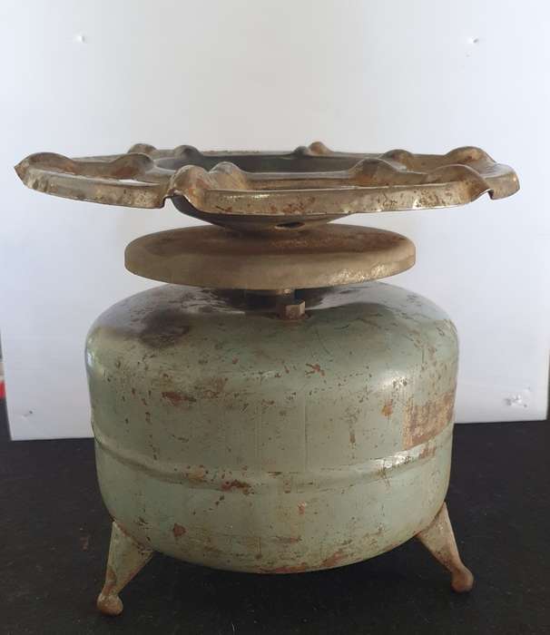 SCARCE VINTAGE CADAC 2LBS PROPANE BOTTLE ON LEGS WITH VALOR BURNER. USABLE !!