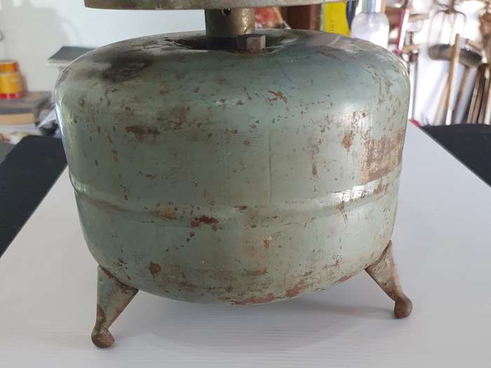 SCARCE VINTAGE CADAC 2LBS PROPANE BOTTLE ON LEGS WITH VALOR BURNER. USABLE !!