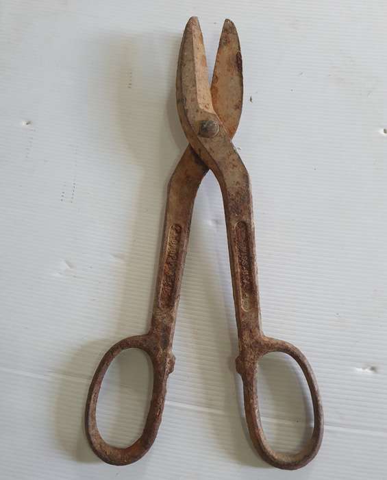 ANTIQUE HUGE TIN SNIPS. 30CM . DROP FORGED. USA.