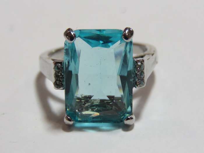 Silverplated costume jewellery ring with blue stone - Size: K