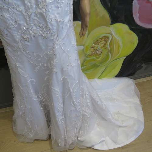 Beautiful wedding dress - Used once - Sizes shown in pictures