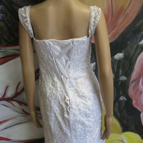 Beautiful wedding dress - Used once - Sizes shown in pictures