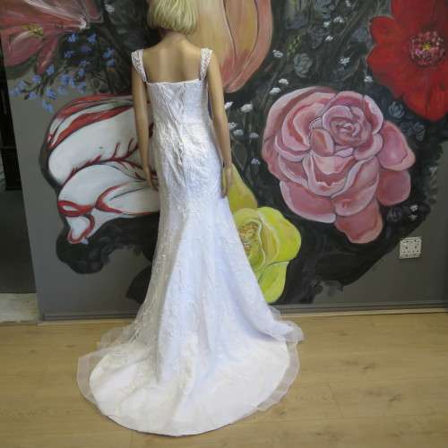 Beautiful wedding dress - Used once - Sizes shown in pictures
