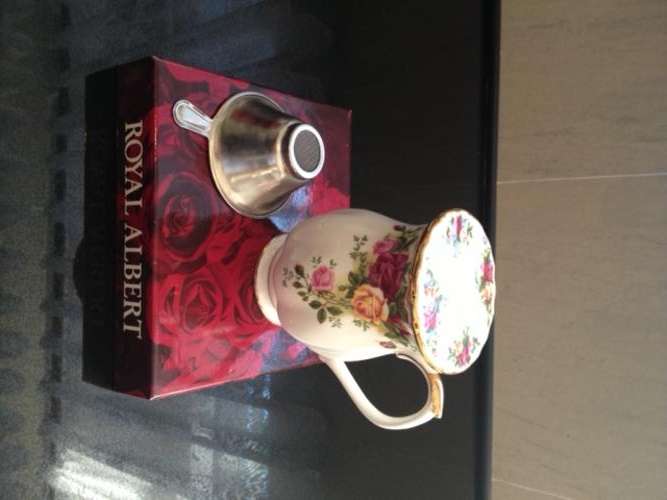 ROYAL ALBERT. OLD COUNTRY ROSES CHINA. VERY RARE. TEA-MUG WITH STRAINER AND LID.