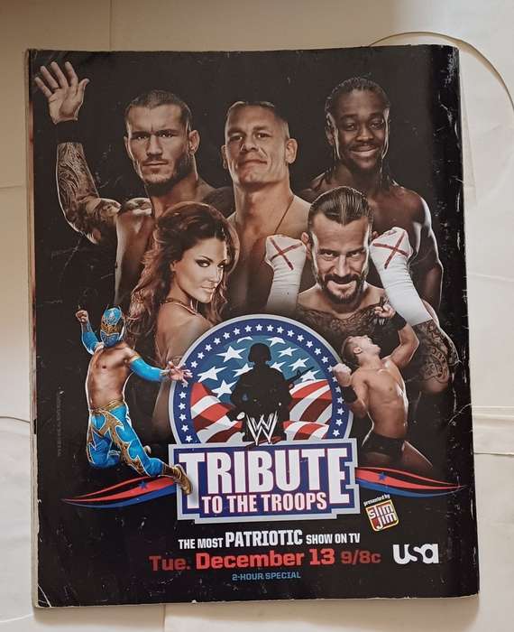 WWE MAGAZINE - HOLIDAY 2011