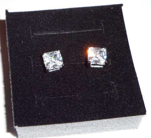 BEAUTIFUL PRINCESS SHAPED STUD EARRINGS - NEW