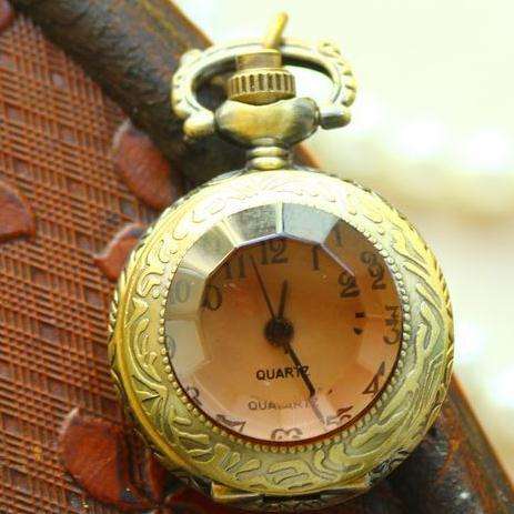 Fashionable Retro Mini Pocket Watch With Chain.