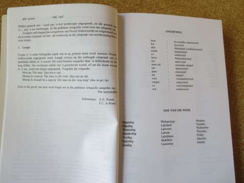 DIE KORT DRIETALIGE WOORDEBOEK: Afrikaans, N-Sotho and English  deur G. M. Grobler