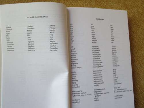 DIE KORT DRIETALIGE WOORDEBOEK: Afrikaans, N-Sotho and English  deur G. M. Grobler
