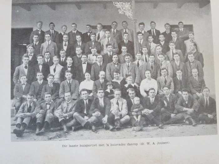 GEDENKBOEK VAN WILGENHOF 1903 - 1950  Uitgegee deur die Huiskomitee van Wilgenhof