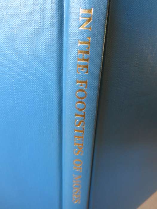 IN THE FOOTSTEPS OF MOSES. Moshe Pearlman.