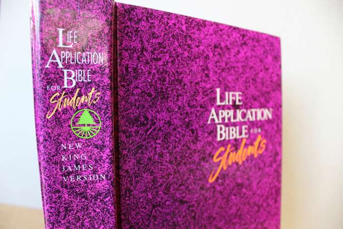 LIFE APPLICATION BIBLE FOR STUDENTS.