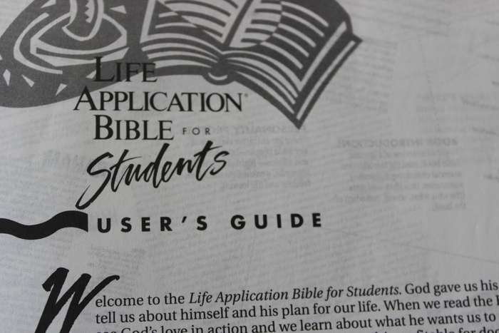 LIFE APPLICATION BIBLE FOR STUDENTS.