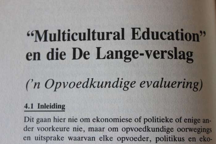 OPVOEDING IN `N VEELVOLKIGE SAMELEWING. G.J.J. Louw
