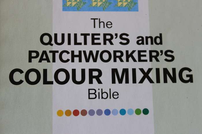 THE QUILTER`S AND PATCHWORKER`S COLOUR MIXING BIBLE. Celia Eddy.
