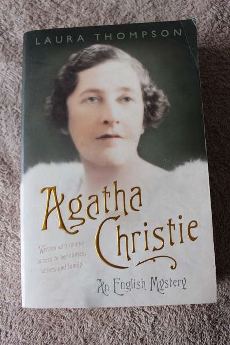 LAURA THOMPSON. AGATHA CHRISTIE. An English Mystery.
