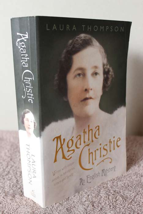 LAURA THOMPSON. AGATHA CHRISTIE. An English Mystery.