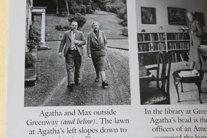 LAURA THOMPSON. AGATHA CHRISTIE. An English Mystery.