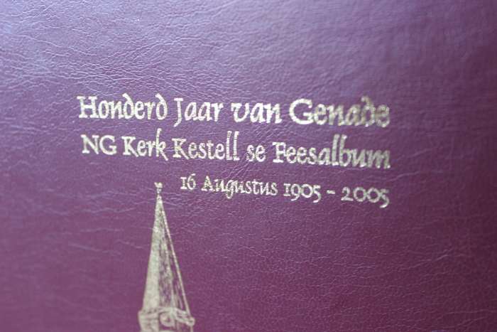 HONDERD JAAR VAN GENADE. N.G. Kerk Kestell se Feesalbum. 16 Augustus 1905-2005.   (P)