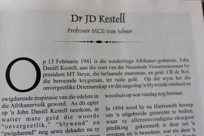 HONDERD JAAR VAN GENADE. N.G. Kerk Kestell se Feesalbum. 16 Augustus 1905-2005.   (P)