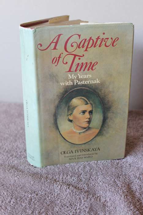 A CAPTIVE OF TIME  My Years with Pasternak by Olga Ivinskaya  Translated by Max Hayward (C)