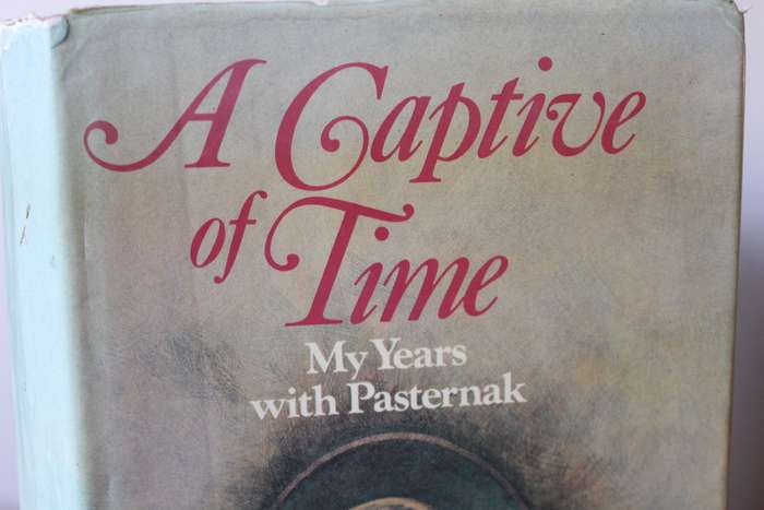 A CAPTIVE OF TIME  My Years with Pasternak by Olga Ivinskaya  Translated by Max Hayward (C)