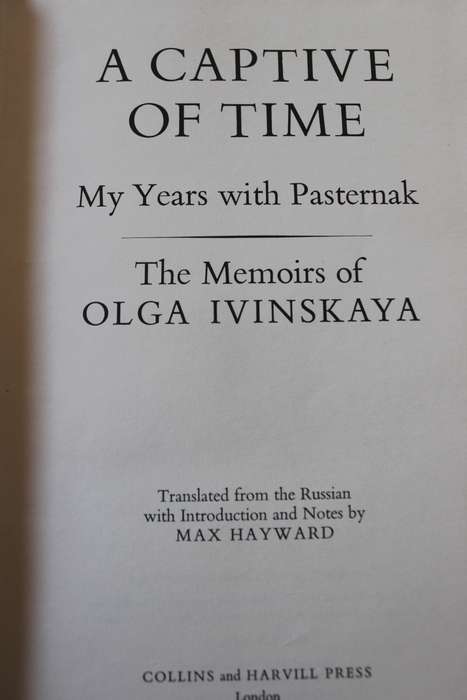 A CAPTIVE OF TIME  My Years with Pasternak by Olga Ivinskaya  Translated by Max Hayward (C)