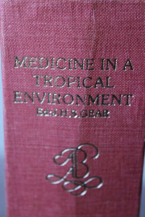 MEDICINE IN A TROPICAL ENVIRONMENT. Edited by J.H.S. Gear.   (W)