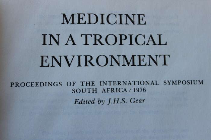 MEDICINE IN A TROPICAL ENVIRONMENT. Edited by J.H.S. Gear.   (W)
