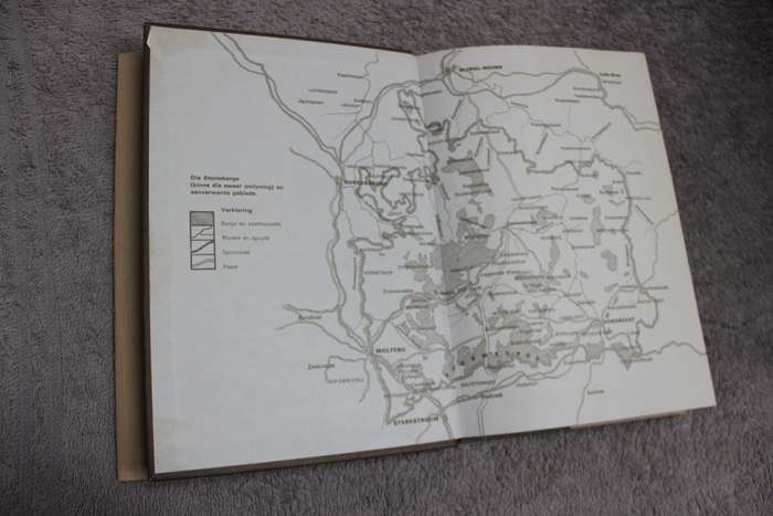 OP DIE STORMBERGE deur Hennie Aucamp EN `n BAKSEL IN DIE MôRE deur Hennie Aucamp en Margaret Bakkes