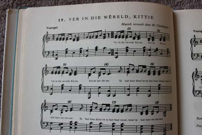 ONS EIE VOLKSPELE  Uitgegee deur Die Uniale Raad vir Volksang en Volkspele
