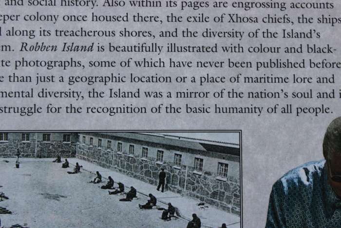 ROBBEN ISLAND  by Charlene Smith  Mayibuye History and Literature Series No 76
