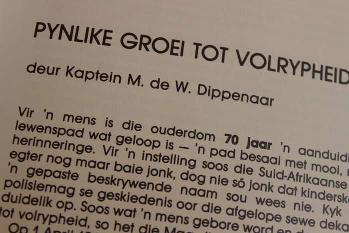 POLISIE-PRAATJIES EN PENSKETSE deur Majoor Crafford, Kaptein Dippenaar en Majoor Potgieter.    (W)